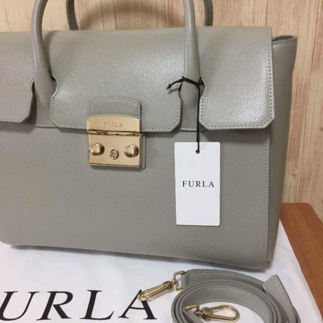 Furla(フルラ)の最新作‼︎  フルラ メトロポリス M ハンドバッグ 2way ライトグレー レディースのバッグ(ハンドバッグ)の商品写真