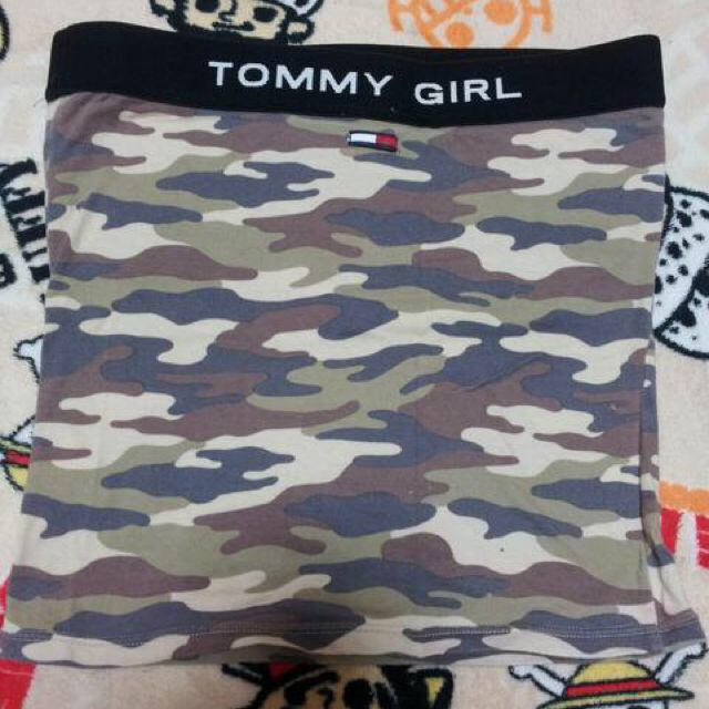 tommy girl(トミーガール)のTOMMY♡迷彩柄ロゴベアトップ レディースのトップス(ベアトップ/チューブトップ)の商品写真