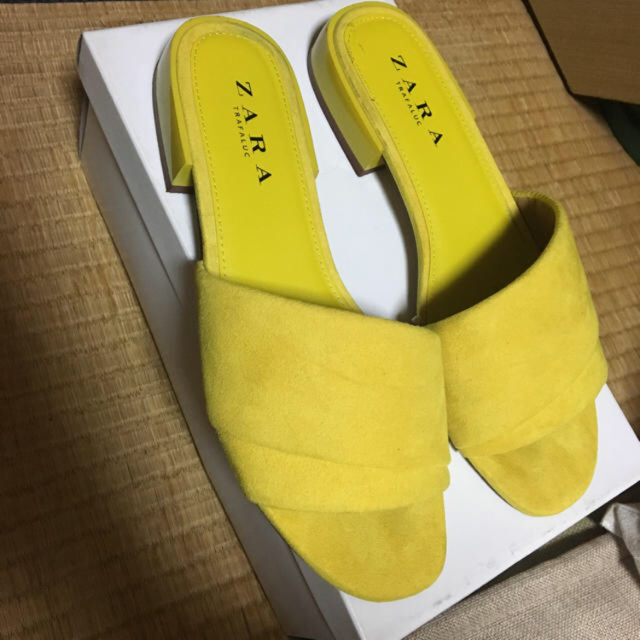 ZARA(ザラ)のzara シングルカラーフラットサンダル イエロー レディースの靴/シューズ(サンダル)の商品写真