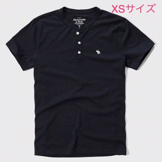 アバクロンビーアンドフィッチ(Abercrombie&Fitch)の数量限定特別価格♪【XS】アバクロメンズ ヘンリーネックワンポイント半袖T 紺色(Tシャツ/カットソー(半袖/袖なし))