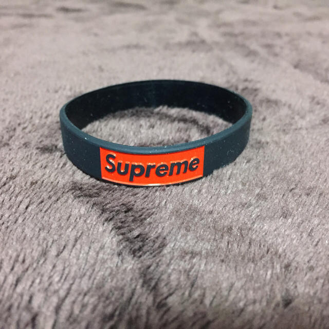 Supreme(シュプリーム)のsupremeシリコンバンド メンズのアクセサリー(ブレスレット)の商品写真