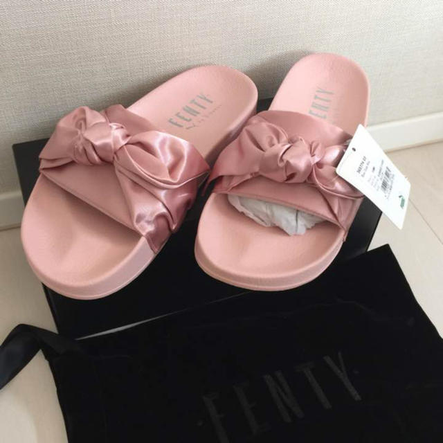 PUMA(プーマ)の24 PUMA BOW SLIDE FENTY PUMA BY RIHANNA レディースの靴/シューズ(サンダル)の商品写真