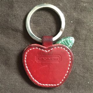 コーチ(COACH)のPeace様専用☆コーチ キーホルダー リンゴ 中古(キーホルダー)