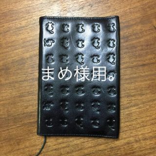 ねこの型押しがされている革のブックカバー(ブックカバー)