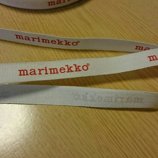 マリメッコ(marimekko)の新品★マリメッコ ロゴ リボン 白 赤文字 12ロゴ(各種パーツ)