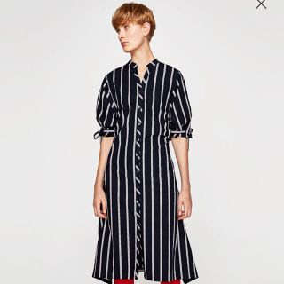 ザラ(ZARA)の《ZARA》新作 アシンメトリーデザインストライプ柄ワンピース(ひざ丈ワンピース)