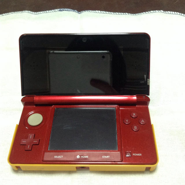 任天堂(ニンテンドウ)の任天堂 3DS  カバー ケース 充電器 付き エンタメ/ホビーのゲームソフト/ゲーム機本体(携帯用ゲーム機本体)の商品写真