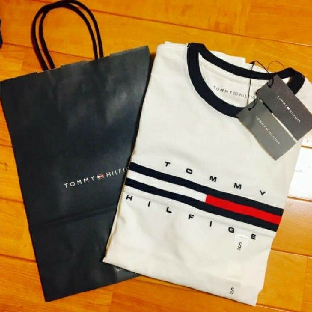 TOMMY HILFIGER(トミーヒルフィガー)の【最終値下げ】大人気　新品タグ付き　TOMMY HILFIGER　Tシャツ メンズのトップス(Tシャツ/カットソー(半袖/袖なし))の商品写真