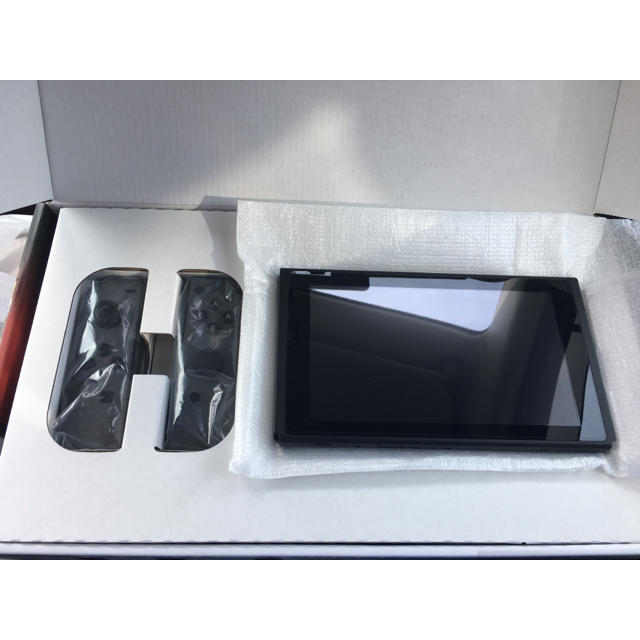 Nintendo Switch(ニンテンドースイッチ)の任天堂 スイッチ グレー エンタメ/ホビーのゲームソフト/ゲーム機本体(家庭用ゲーム機本体)の商品写真