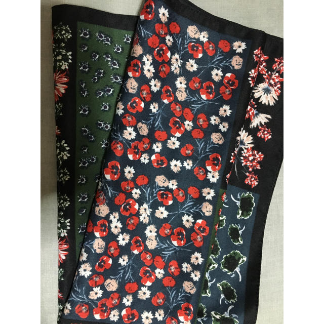 GU(ジーユー)のGU 花柄スカーフ レディースのファッション小物(バンダナ/スカーフ)の商品写真