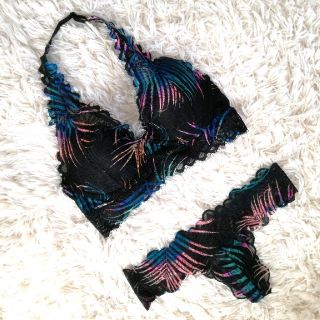 ヴィクトリアズシークレット(Victoria's Secret)の新品　Victoria's Secret PINKカップ付きブラレット&ショーツ(ブラ&ショーツセット)