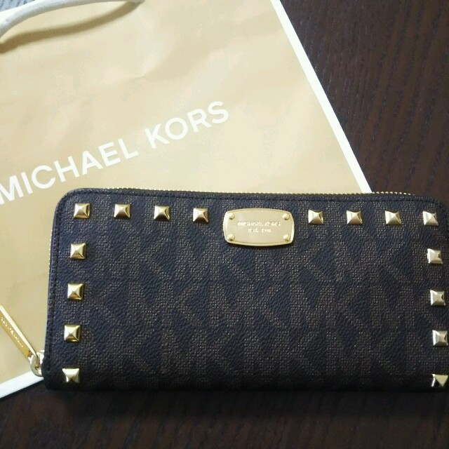 Michael Kors(マイケルコース)のでん様専用★マイケルコース スタッズ 長財布 ブラウン シグネチャー 茶色 レディースのファッション小物(財布)の商品写真