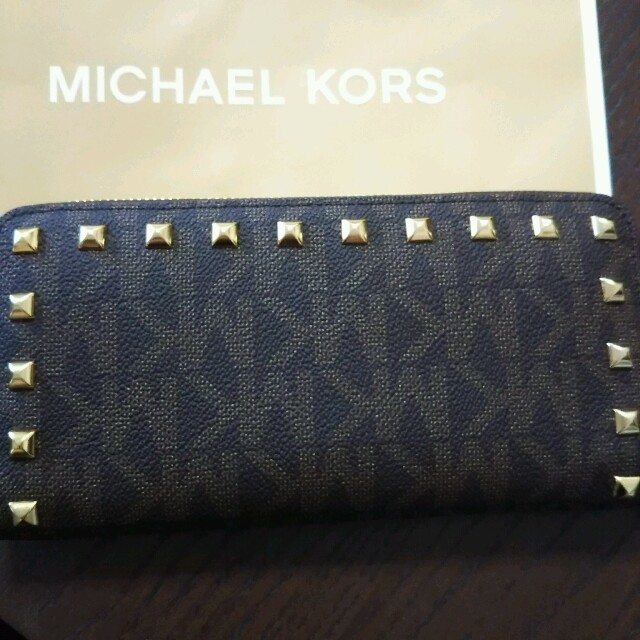 Michael Kors(マイケルコース)のでん様専用★マイケルコース スタッズ 長財布 ブラウン シグネチャー 茶色 レディースのファッション小物(財布)の商品写真