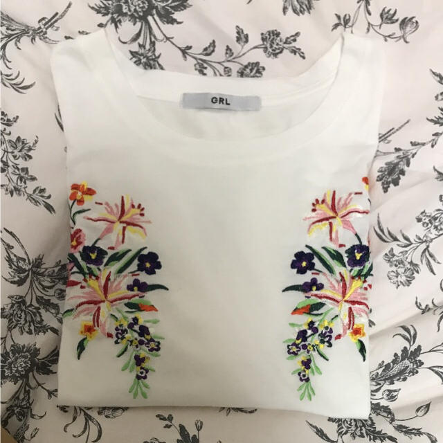 GRL(グレイル)の刺繍 トップス Tシャツ レディースのトップス(Tシャツ(半袖/袖なし))の商品写真
