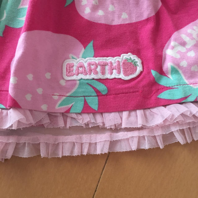 EARTHMAGIC(アースマジック)のいちごスカート キッズ/ベビー/マタニティのキッズ服女の子用(90cm~)(スカート)の商品写真