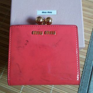 ミュウミュウ(miumiu)のmiumiu  財布  エナメル オレンジ  がま口(財布)