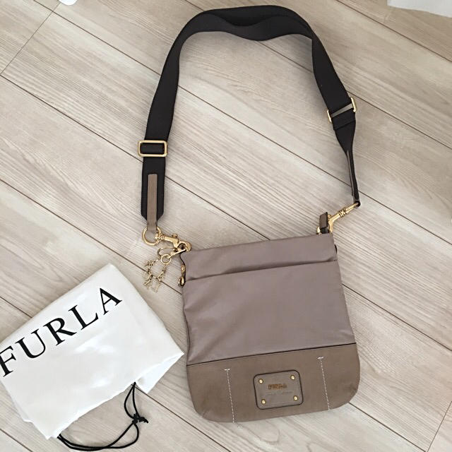 Furla(フルラ)のFURLA レザー斜めがけショルダーバッグ レディースのバッグ(ショルダーバッグ)の商品写真