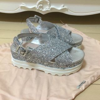 ミュウミュウ(miumiu)のmiumiu グリッターサンダル(サンダル)