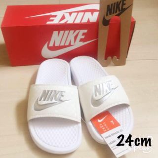 ナイキ(NIKE)の限定値下げ！NIKEナイキベナッシサンダル 白銀 24(サンダル)