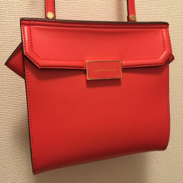 Charles and Keith(チャールズアンドキース)の赤と朱色の間のカラー ショルダーバッグ美品 レディースのバッグ(ショルダーバッグ)の商品写真