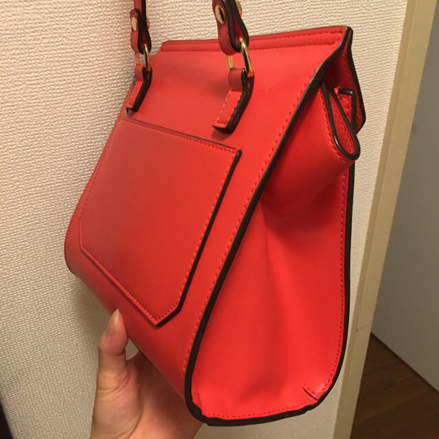 Charles and Keith(チャールズアンドキース)の赤と朱色の間のカラー ショルダーバッグ美品 レディースのバッグ(ショルダーバッグ)の商品写真