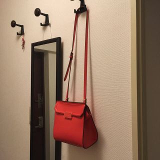 チャールズアンドキース(Charles and Keith)の赤と朱色の間のカラー ショルダーバッグ美品(ショルダーバッグ)