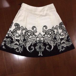 バーニーズニューヨーク(BARNEYS NEW YORK)のWhite black スカート(ひざ丈スカート)