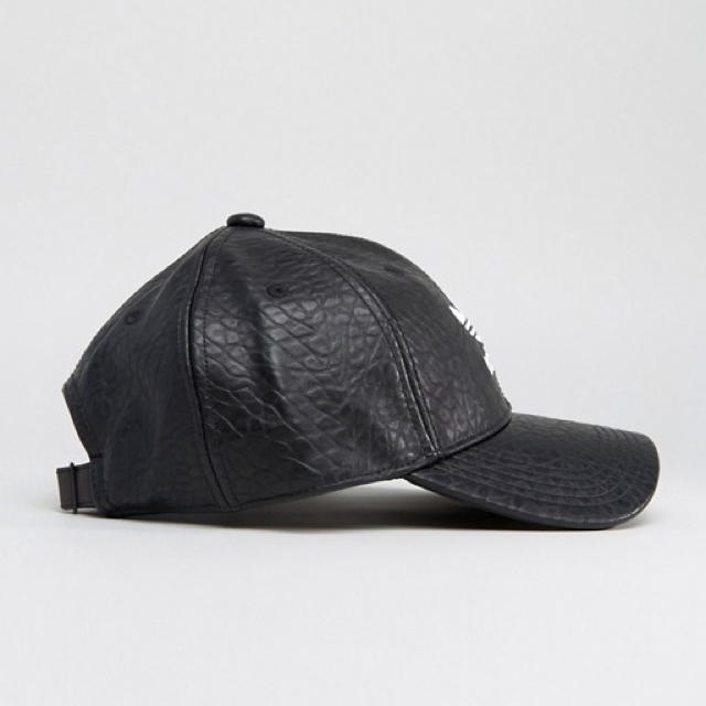 adidas(アディダス)のアディダスオリジナルス レザーロゴキャップ 帽子 黒 レディースの帽子(キャップ)の商品写真