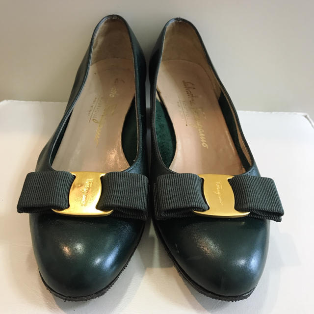 Salvatore Ferragamo(サルヴァトーレフェラガモ)のフェラガモ♡モスグリーン レザー 定番ヴァラ♡ レディースの靴/シューズ(ハイヒール/パンプス)の商品写真