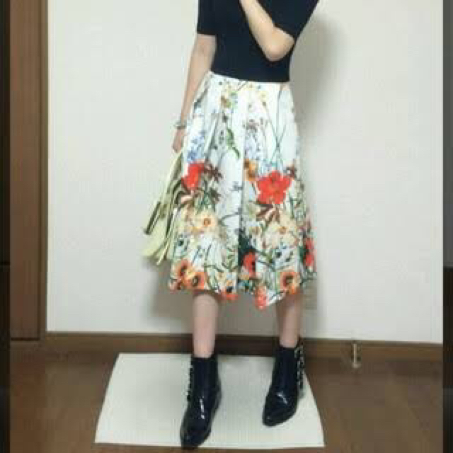 美品 値下げ可♡ZARA ボタニカル花柄ミモレ丈スカート