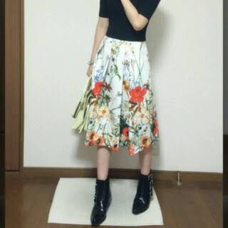 ザラ(ZARA)の美品 値下げ可♡ZARA ボタニカル花柄ミモレ丈スカート(ひざ丈スカート)