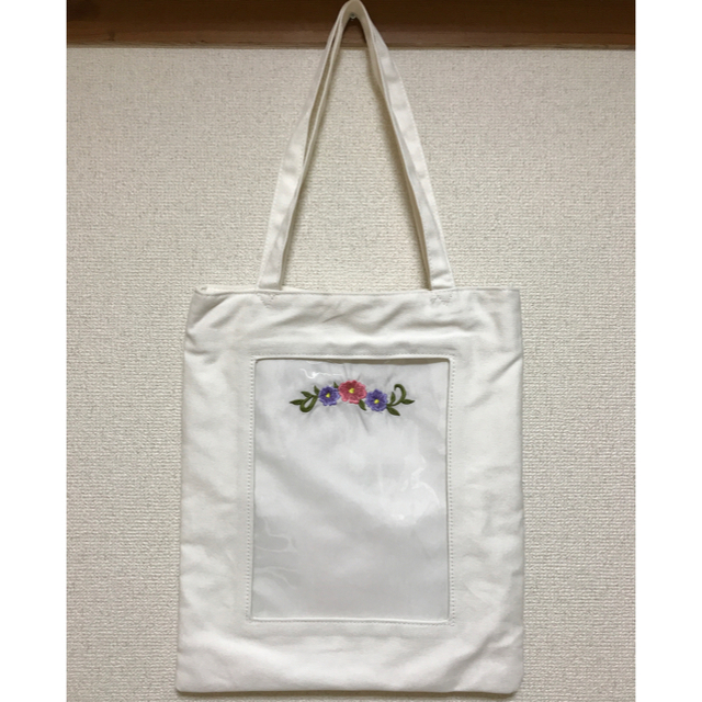 SPINNS(スピンズ)の【新品】クリアトートバッグ フラワー刺繍 レディースのバッグ(トートバッグ)の商品写真