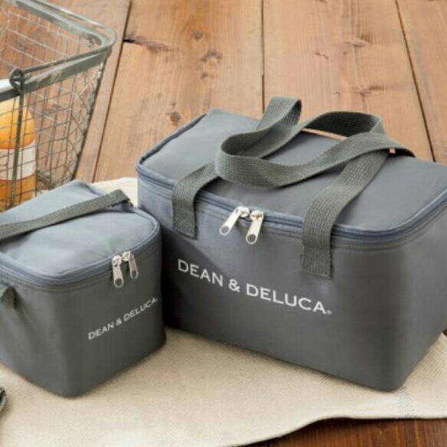 DEAN & DELUCA(ディーンアンドデルーカ)のDEAN&DELUCA 保冷バッグ 2個 ディーン&デルーカ 2016 インテリア/住まい/日用品のキッチン/食器(弁当用品)の商品写真