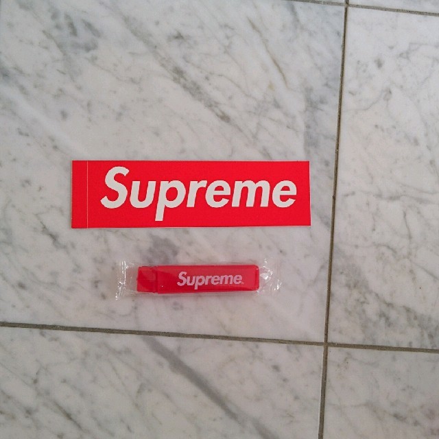 Supreme(シュプリーム)の【新品おまけ付き】Supreme 歯ブラシ boxロゴステッカー付き メンズのファッション小物(その他)の商品写真