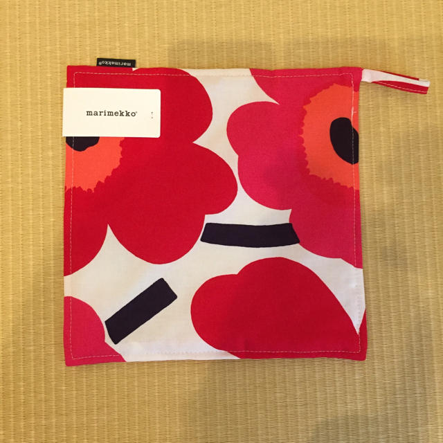 marimekko(マリメッコ)のマリメッコ marimekko エプロン 鍋敷き ウニッコ 新品未使用 インテリア/住まい/日用品のキッチン/食器(収納/キッチン雑貨)の商品写真