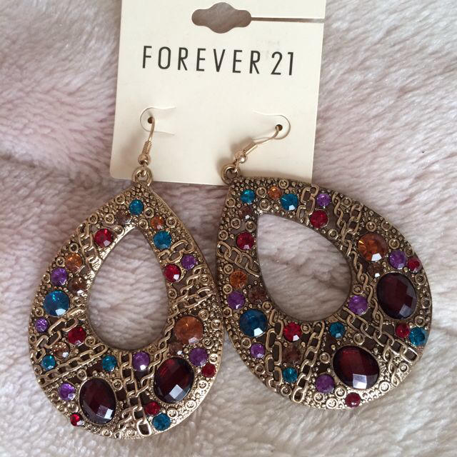 FOREVER 21(フォーエバートゥエンティーワン)のエスニックピアス レディースのアクセサリー(ピアス)の商品写真