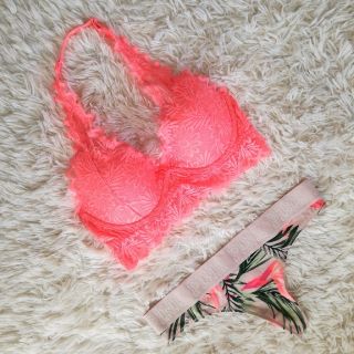 ヴィクトリアズシークレット(Victoria's Secret)の新品　Victoria's Secret PINKカップ付きブラレット&ショーツ(ブラ&ショーツセット)