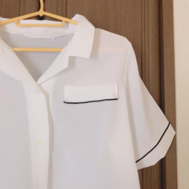 GOGOSING(ゴゴシング)の開襟 シャツ 白 半袖 レディースのトップス(シャツ/ブラウス(半袖/袖なし))の商品写真