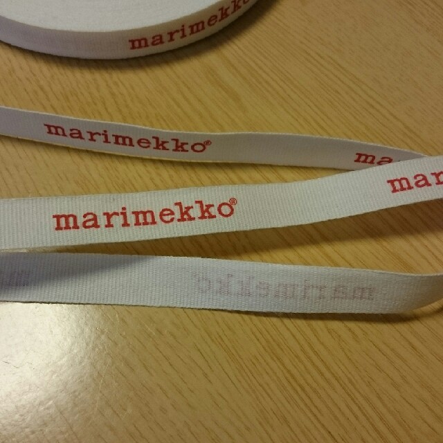 marimekko(マリメッコ)の新品★マリメッコ ロゴ リボン 白 赤文字 2ロゴ ハンドメイドの素材/材料(各種パーツ)の商品写真