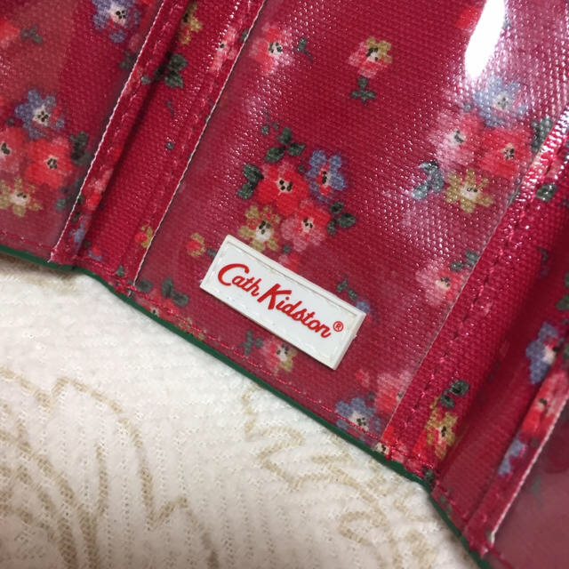 Cath Kidston(キャスキッドソン)の新品レア ✲*ﾟ﻿ Cath Kidston 赤の花柄 パスケース ✲*ﾟ レディースのファッション小物(名刺入れ/定期入れ)の商品写真