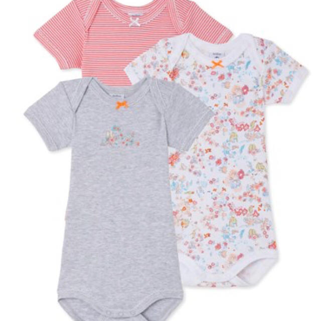 PETIT BATEAU(プチバトー)のsale☆18M プチバトー ＰＴＶプリント半袖ボディ3枚組 レッド キッズ/ベビー/マタニティのベビー服(~85cm)(肌着/下着)の商品写真