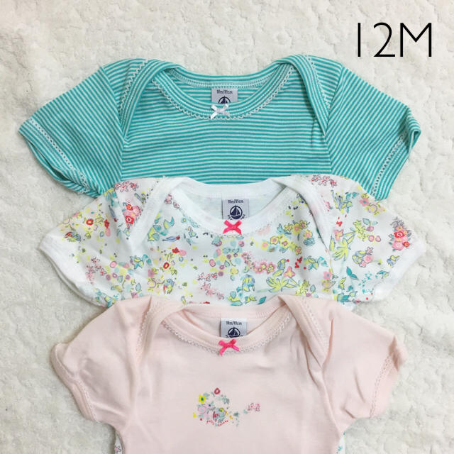 PETIT BATEAU(プチバトー)のsale☆12M プチバトー ＰＴＶプリント半袖ボディ3枚組 グリーン キッズ/ベビー/マタニティのベビー服(~85cm)(肌着/下着)の商品写真