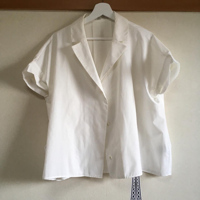 Adam et Rope'(アダムエロぺ)のオープンカラーシャツ 白 レディースのトップス(シャツ/ブラウス(半袖/袖なし))の商品写真