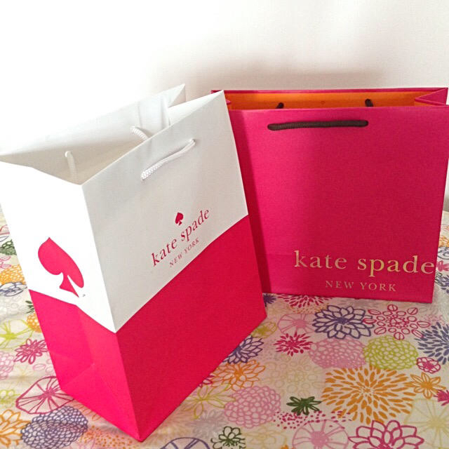 kate spade new york(ケイトスペードニューヨーク)の【ょしまぃ's様】ピアス&ケイトスペード ショップ袋 2枚セット レディースのバッグ(ショップ袋)の商品写真