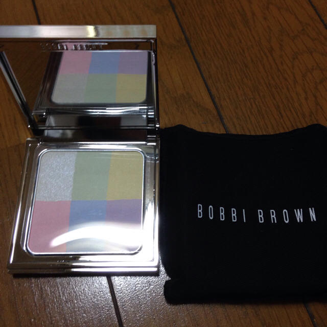 BOBBI BROWN(ボビイブラウン)のBOBBI BROWN ブライトニングフィニッシングパウダー コスメ/美容のベースメイク/化粧品(フェイスパウダー)の商品写真