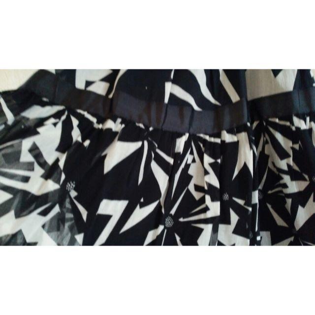 ZARA(ザラ)のＺＡＲＡ　ＢＡＳＩＣ　花柄スカート　白　黒　ＵＳＡサイズＸＳ レディースのスカート(ひざ丈スカート)の商品写真