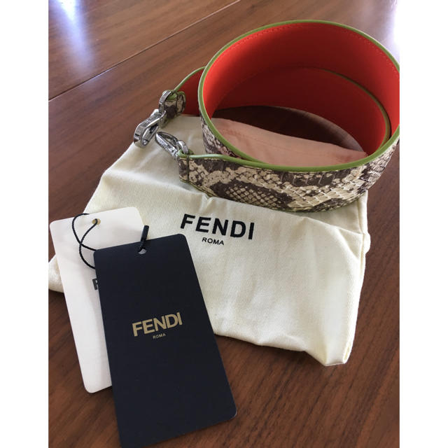 FENDI(フェンディ)のfendi  ストラップユー レディースのバッグ(ショルダーバッグ)の商品写真