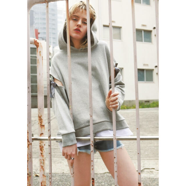 EVRIS(エヴリス)のごっち様 専用出品 ♡EVRIS♡ ショルダーオープンスウェットＨＯＯＤＩＥ レディースのトップス(トレーナー/スウェット)の商品写真