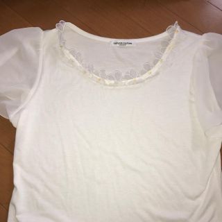 ナチュラルクチュール(natural couture)の白 襟元 お花 かわいい Ｔシャツ カットソー(カットソー(半袖/袖なし))