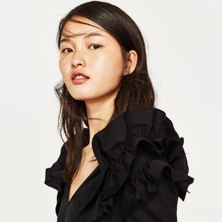 ザラ(ZARA)の完売品 ザラ フリル トップス シャツ ワンピ パンツ スカート サンダル 今季(カットソー(長袖/七分))